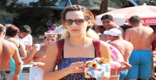 Hayırsever İşadamı Lüks Yatı İle Geldi, Halk Plajında Lahmacun Ayran Dağıttı