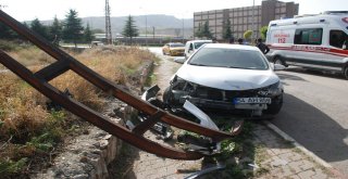 Elektrik Direğine Çarpan Otomobilde Anne Ve Çocuğu Yaralandı