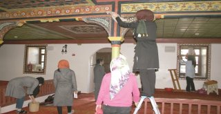 Kız Öğrenciler Tarihi Camiyi Temizledi