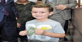 Sünnetinde Takılan 1 Doları Destek İçin Bozdurdu