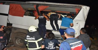 Sınır Dışı Edilecek Mültecileri Taşıyan Otobüs Devrildi: 17Si Polis 41 Yaralı