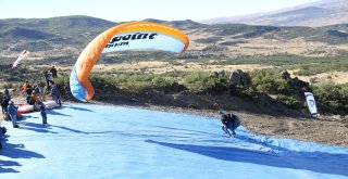 Huzurun Geldiği Tuncelide Yamaç Paraşütü Akrobasi Şampiyonası