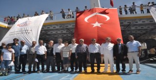 Türkiyenin En Büyük Feribotuyla, Dünyanın En Büyük Gölü Üzerinde Halay Çektiler