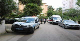 Kadıköyde Bir Apartmanın Bahçesinde Erkek Cesedi Bulundu
