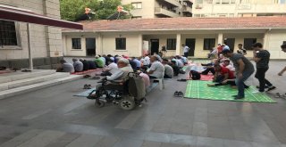 İzmirliler Bayram Namazı İçin Camilere Akın Etti