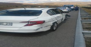 Otomobil Bariyerlere Çarptı: 3 Yaralı