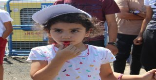 Validen Çocuklara Kırmızı Düdük