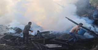 Samanlıkta Çıkan Yangın 1 Ev 4 Samanlığı Kullanılamaz Hale Getirdi