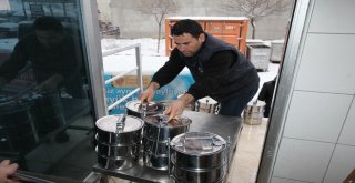 Ümraniye Belediyesi Halil İbrahim Sofrası Aşevindeki Kazanlar İhtiyaç Sahipleri İçin Kaynıyor