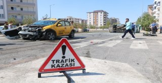 Halk Otobüsü İle Ticari Taksi Çarpıştı: 18 Yaralı