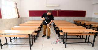 Konyaaltı Belediyesi, Okullarda Boya Ve Temizlik Yapıyor
