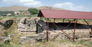 (Özel Haber) Bitlis Kalesinde Osmanlı Dönemine Ait Mezar Bulundu