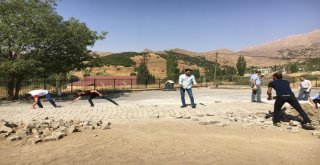 Okul Müdürü Kilit Taşı Döşedi, Personeller Destek Verdi