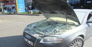 Bir Anda Motorundan Duman Çıkan Otomobili Akaryakıt İstasyonu Görevlileri Söndürdü