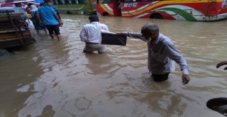 Bangladeşte Yağan Yağmur Taşkına Döndü