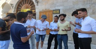 Yks Sınavına Girecek Öğrenciler Balıklıgölde Namaz Kılıp Dua Etti