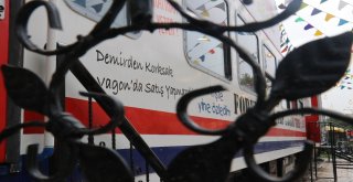 Raydan Çıkan Tren, Alışveriş Merkezine Girdi