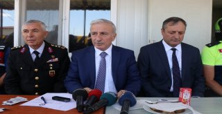 Vali Kamçı Trafik Denetimine Katıldı, Vatandaşlara Kırmızı Düdük Ve Karanfil Verdi