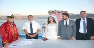 Türkiyenin En Büyük Gölü Ve Feribotunda Nikah Töreni Yapıldı