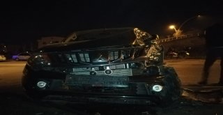 Halk Otobüsü İle Kamyonet Kafa Kafaya Çarpıştı: 2 Yaralı