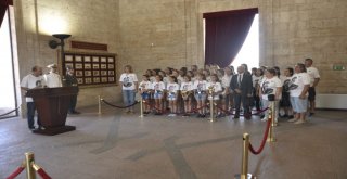 Madalyalarla Anıtkabire Ziyaret