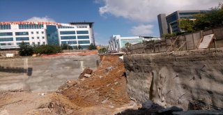 Ümraniyede İstinat Duvarı Çöktü Araçlar İçine Düştü