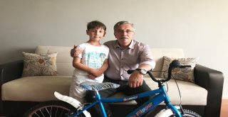 Başkan Çetinden Çocuklara Hediye