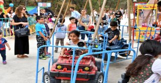 Çocuklarla Futbol Oynayan Vali Sonel, Lunapark İsteklerini De Yerine Getirdi