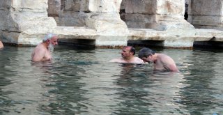 Sanatçılar Yozgatın Tanıtımı İçin Tarihi Roma Hamamında Yüzdü