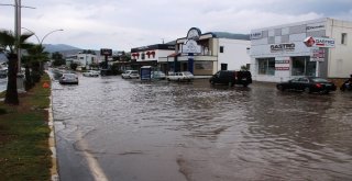 Bodrumda Beklenen Yağış Gerçekleşti, Sokaklar Göle Döndü