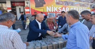 Niksar Belediye Başkanı Özcan Aşure Dağıttı