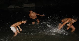Çocukların Habur Çayında Tehlikeli Gece Eğlencesi