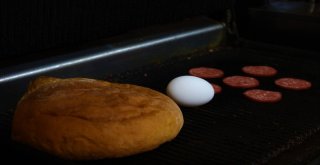 (Özel Haber) Tost Uğruna Bankadaki İşini Bıraktı