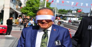 Gözleri Bandajlı Ellerindeki Bastonlarla Yürüdüler