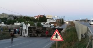 Otomobile Çarpmamak İçin Manevra Yapan Hurda Yüklü Tır Devrildi