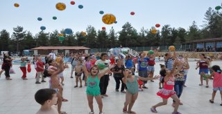 Buldanda Çocuklar Yüzme Öğreniyor