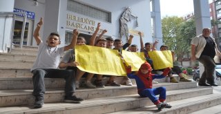 Minik Öğrenciler, Oyun Sahası İçin Belediyenin Önünde Oturma Eylemi Yaptı