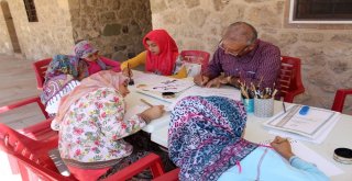 Kuran Kursunda Hat Sanatını Öğreniyorlar