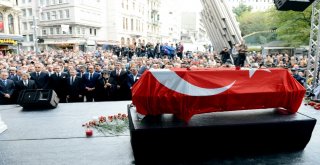 Ara Güler Son Yolculuğuna Yanından Hiç Ayırmadığı Fotoğraf Makinesi İle Uğurlandı