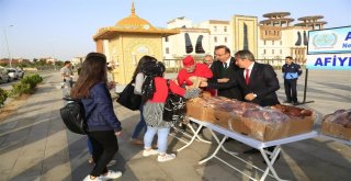 Belediye Başkanı Seçen, Rektör Bağlı İle Birlikte Öğrencilere Süt Ve Poğaça Dağıttı