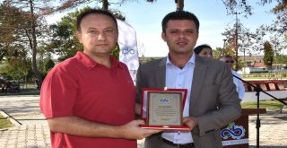 Başkan Sarıkurttan Sarılar Mahallesine Teşekkür Plaketi