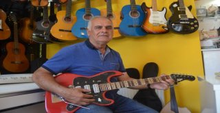 İnegöllü Müzisyen 16 Enstrüman Çalabiliyor