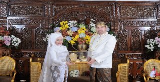 Endonez Geline Türk Usulü Düğün