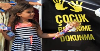 Tatilcilerden Çocuk İstismarına Siyah Eldivenli Protesto