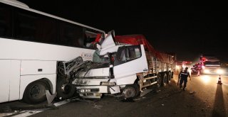 Arıza Nedeniyle Emniyet Şeridinde Duran Otobüse Kamyon Arkadan Çarptı: 1 Ölü 4 Yaralı