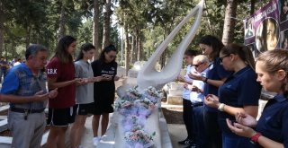 Kadın Basketbolcular Özgecanın Mezarına Çiçek Bıraktı