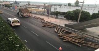 İzmirde Tır Dorsesinde Bulunan Tomruklar Üst Geçide Çarptı, Yola Savruldu