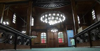 Camideki Rengarenk Motifler Ziyaretçilerin İlgi Odağı Oluyor