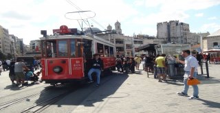 Taksimde Nostaljik Tramvayın Arkasına Takılan Patenli Gençlerin Tehlikeli Oyunu Kamerada