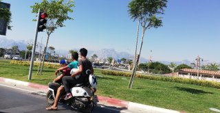 Gençlerin Motosiklet Üzerinde Tehlikeli Yolculuğu